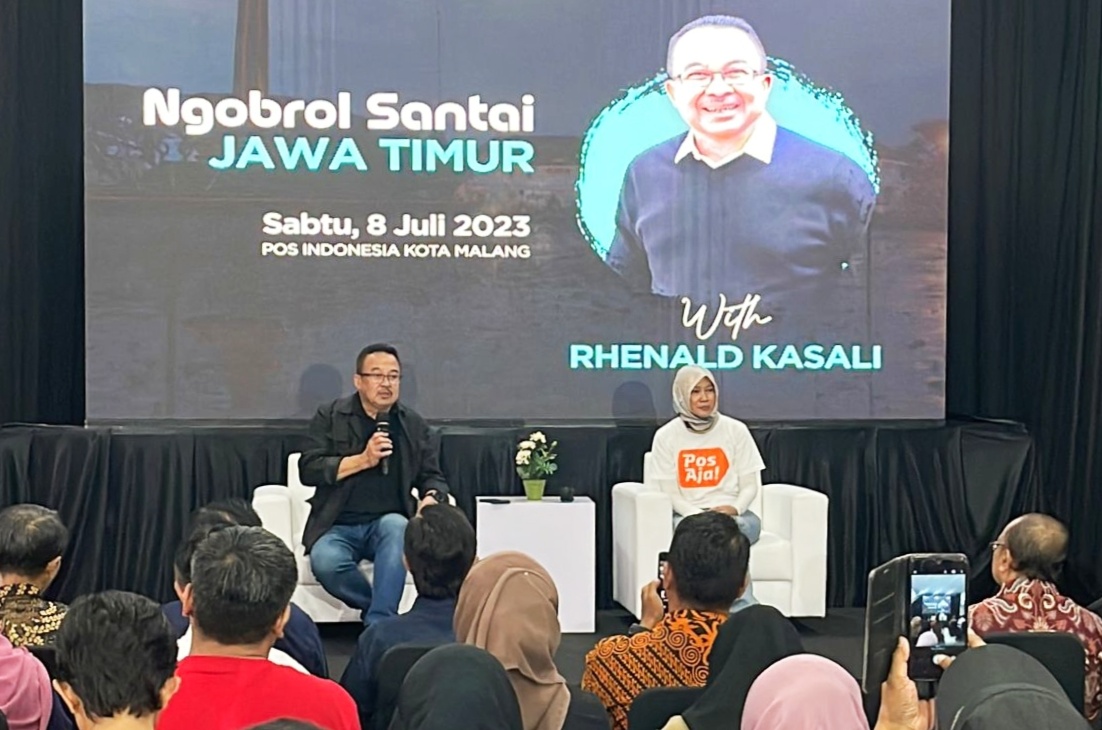 Komisaris Utama Pos Indonesia Rhenald Kasali (kiri) memberikan paparan transformasi Pos Indonesia pada acara Ngobrol Santai di Kantor Pos Malang, Sabtu (8/7/2023).