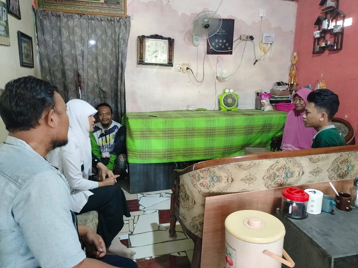 Wakil Ketua DPRD  ( Dewan Perwakilan Rakyat Daerah) Kota Surabaya Reni Astuti saat mengunjungi keluarga Khusnul Afwar di Jl. Lontar RT-01/RW-02 Kelurahan Lontar, Kecamatan Sambikerep, Surabaya. 
