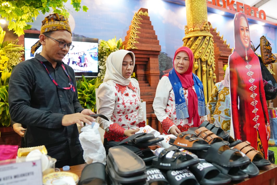 Walikota Mojokerto Ning Ita saat mengunjungi stand pameran Kota Mojokerto