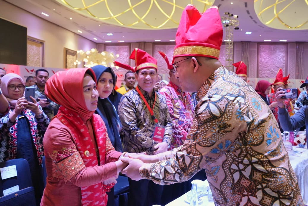 Walikota Ning Ita saat berinteraksi langsung dengan Bacapres Anies Baswedan di Apeksi Makassar.