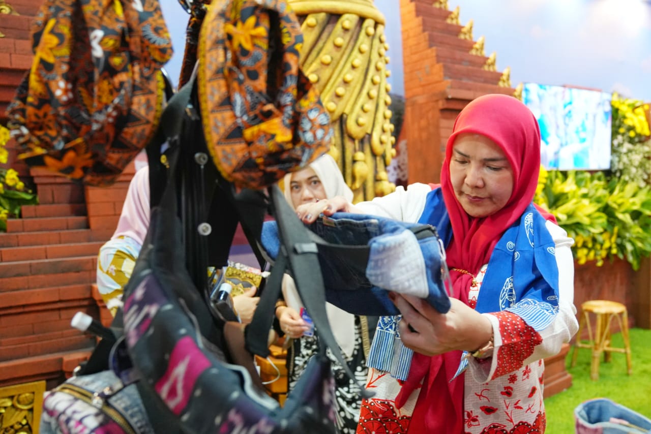 Udeng atau ikat kepala khas Kota Mojokerto mejeng di stand ICE Kota Mojokerto.