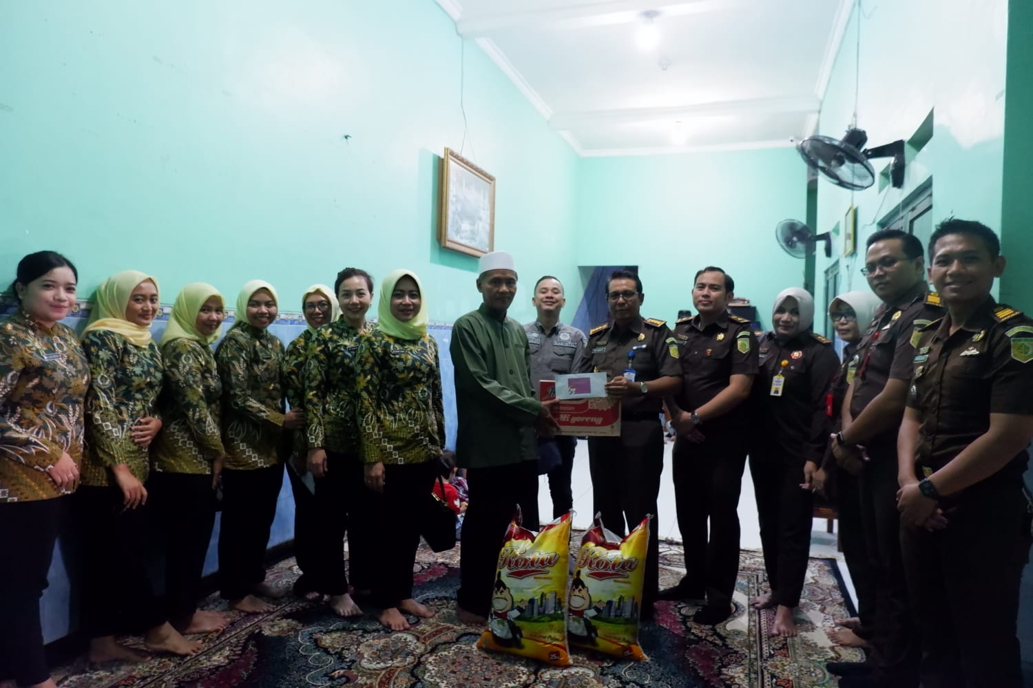 Suasana Bakti Sosial Kejari Sidoarjo