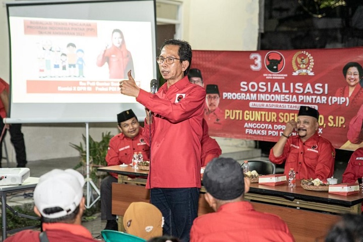 Kader-kader PDI Perjuangan Kota Surabaya mensosialisasikan Program Indonesia Pintar (PIP) yang dijaring melalui jalur aspirasi Puti Guntur Soekarno, anggota Komisi X DPR RI. 