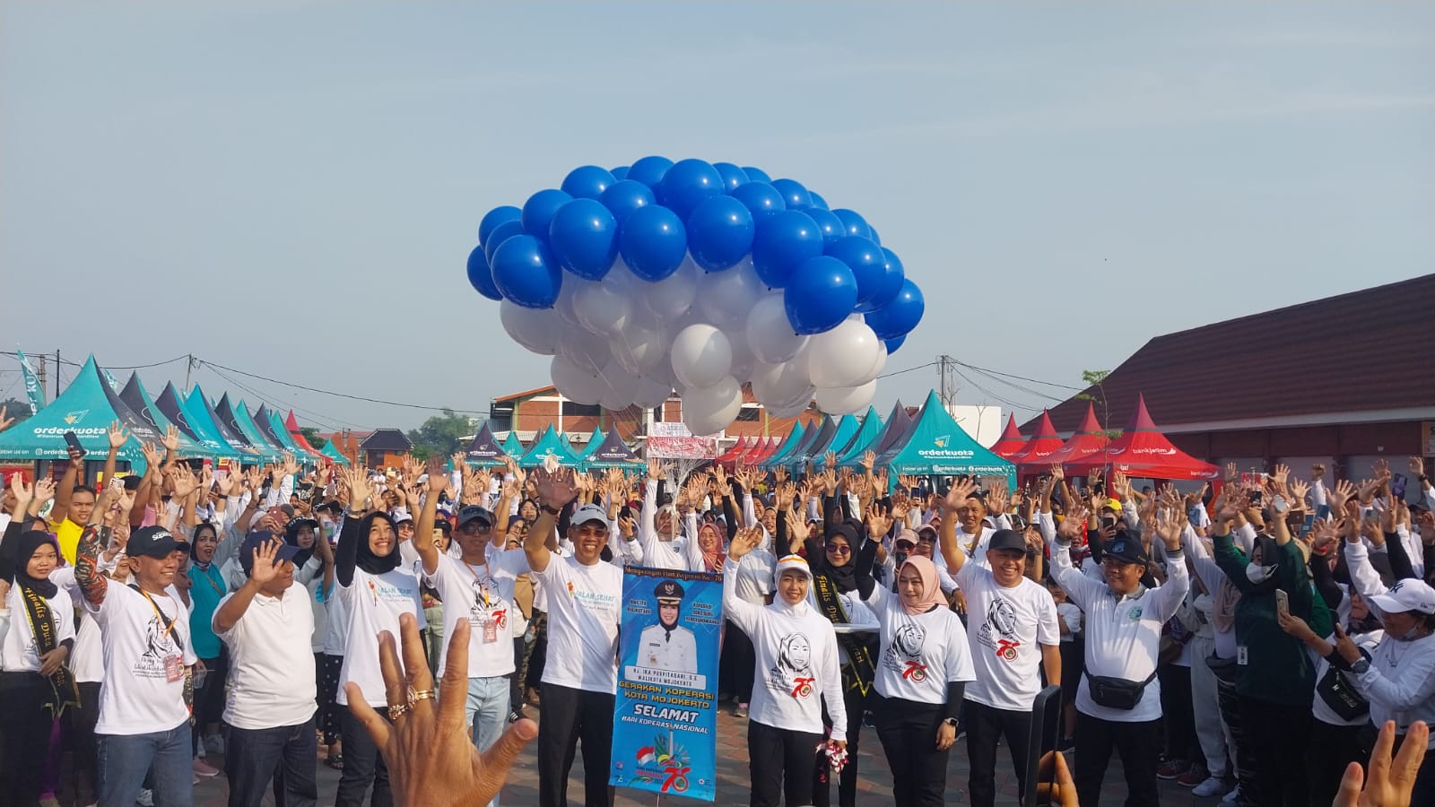 Wali Kota Ning Ita dan Ketua Dekopinda Kota Mojokerto Supriyadi KS saat merayakam puncak Harkopnas ke 76 di Kota Mojokerto