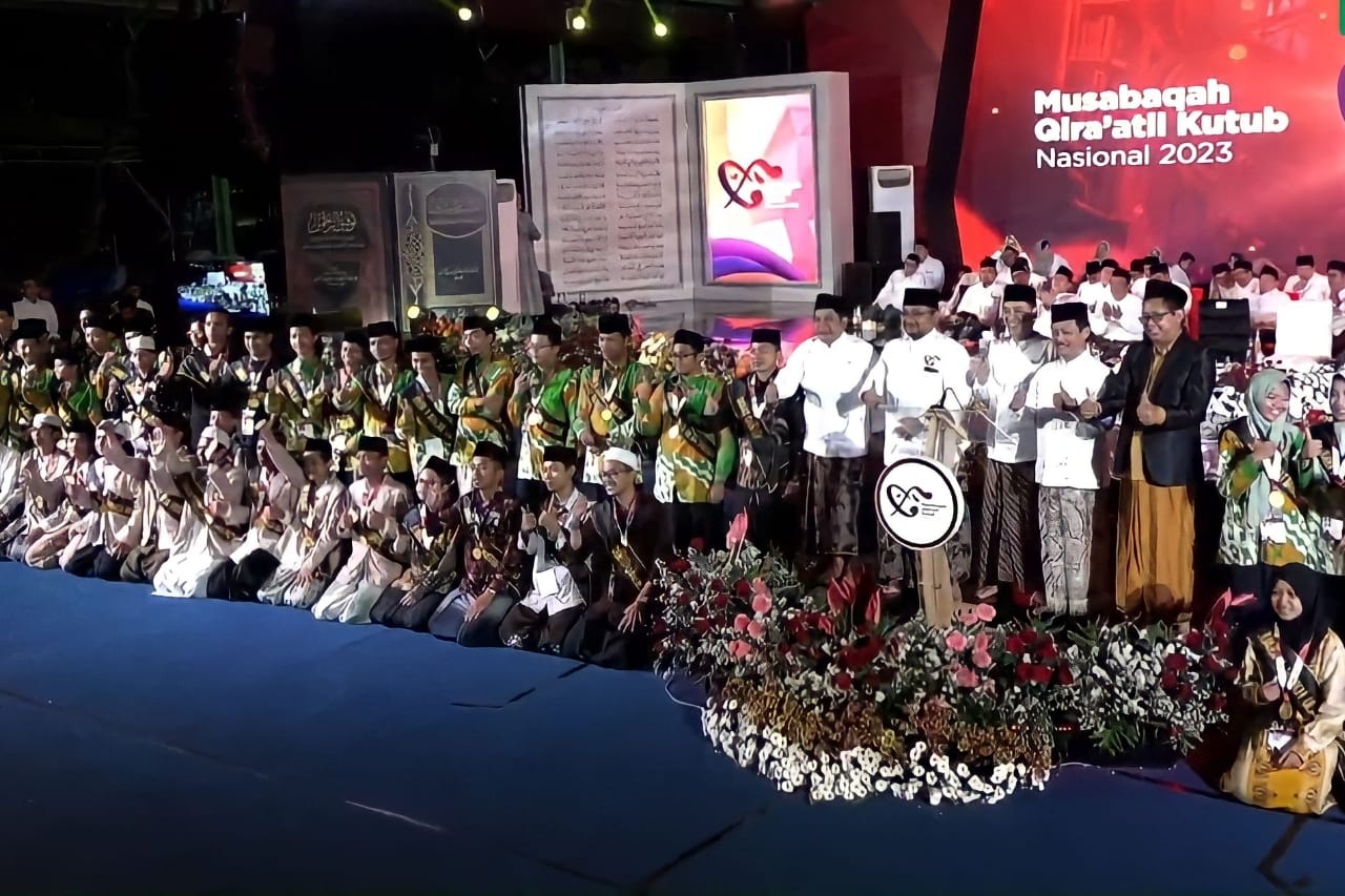 Peraih juara umum MQKN 2023 menerima hadiah dan piala.

FOTO:SP/MUHAJIRIN KASRUN