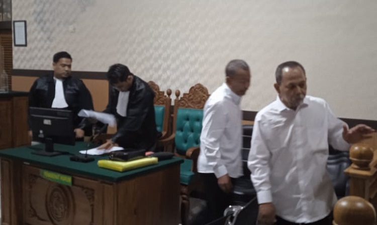 Dua terdakwa menggunakan baju putih, Selasa (18/07/2023). SP/ Hikmah