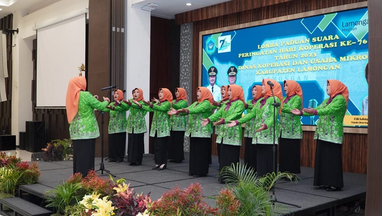 Peserta saat menunjukkan kebolehannya dalam lomba paduan suara. SP/ MUHAJIRIN 
