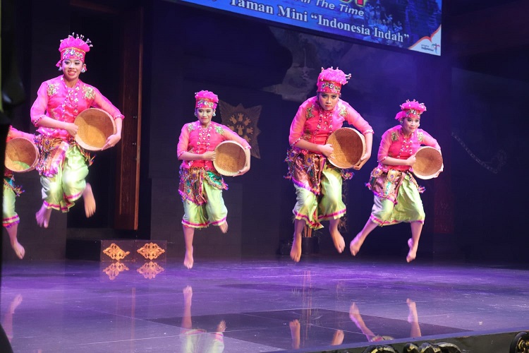Penari ini saat menunjukan kebolehannya dalam menari dengan media boran. SP/IST 