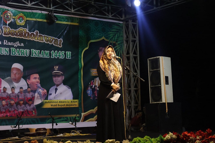 Bupati Mojokerto, Ikfina Fahmawati saat mengikuti serangkaian Tahun Baru Islam 1445 H, Selasa (18/07/2023) malam di Desa Lakardowo, Kecamatan Jetis, Mojokerto. SP/ DWI