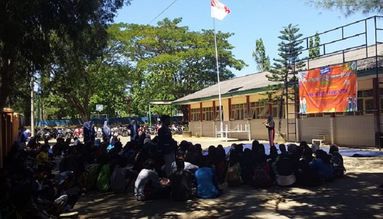 Siswa-siswi baru SMAN I Ambunten sedang menggelar kegiatan MPLS di Halaman sekolah SMAN I Ambunten. SP/ Ainur Rahman