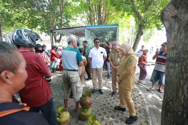 Bupati Banyuwangi Ipuk Fiestiandani saat meninjau operasi pasar gas elpiji 3 kilogram, Senin (24/7/2023). Foto: Pemkab Banyuwangi.