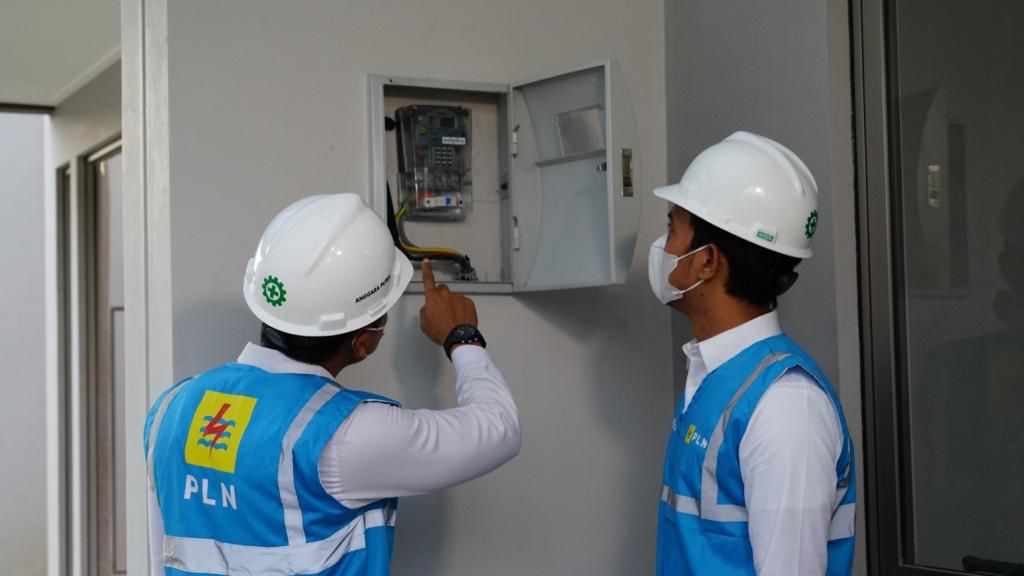 Ilustrasi petugas PLN memeriksa kWh meter milik pelanggan rumah tangga. Foto/Humas PLN