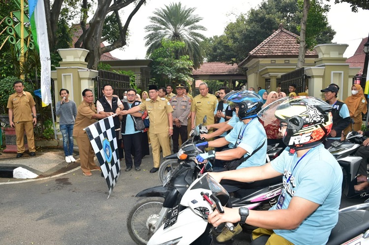 Bupati saat memberangkatkan pawai disabilitas  bersepeda roda tiga. SP/ MUHAJIRIN KASRUN