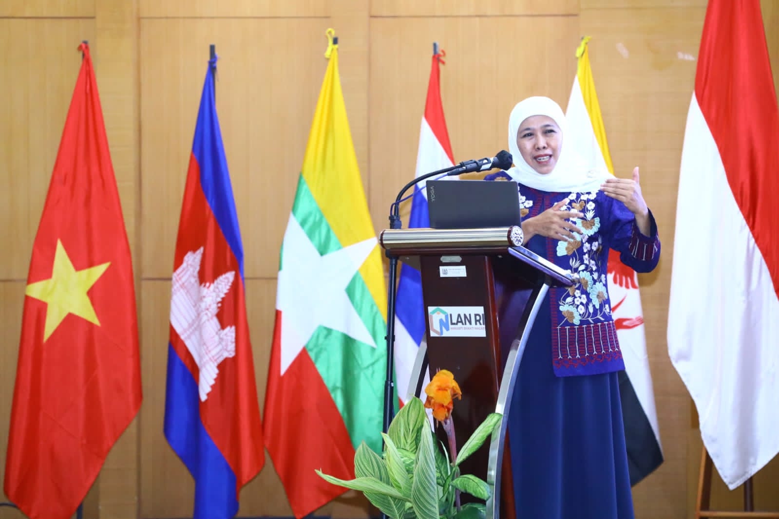 Gubernur Khofifah dalam acara pelatihan kepemimpinan nasional tingkat II angkatan XIV di Puslatbang KMP LAN, Makassar, Selasa (25/7/2023). Foto: Pemprov Jatim.