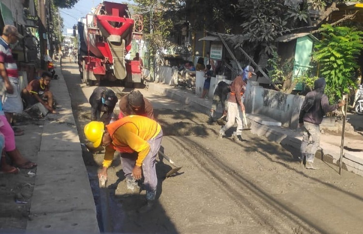 Proyek betonisasi jalan Desa Tropodo 1 telah masuk pada tahap pengecoran pondasi lapis bawah, Rabu (26/07/2023). SP/ Hikmah
