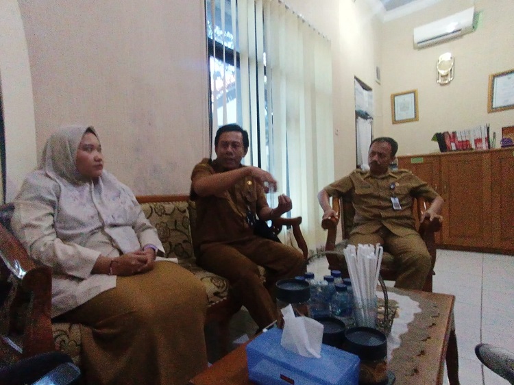 Cabang Dinas Pendidikan (Cabdindik) Mojokerto saat sidak di SMAN Kota Mojokerto, Senin (31/7/2023). SP/ DWI