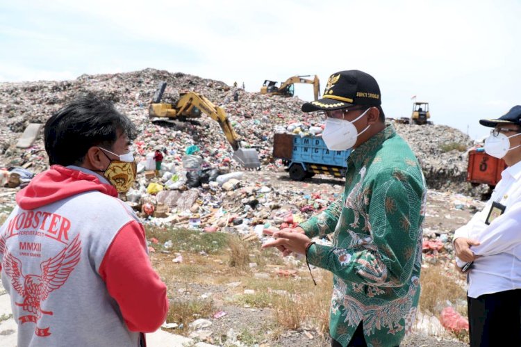 Bupati Sidoarjo Ahmad Muhdlor Ali saat meninjau volume sampah yang masuk di UPTD TPA Jabon, Selasa (01/08/2023). SP/ Hikmah