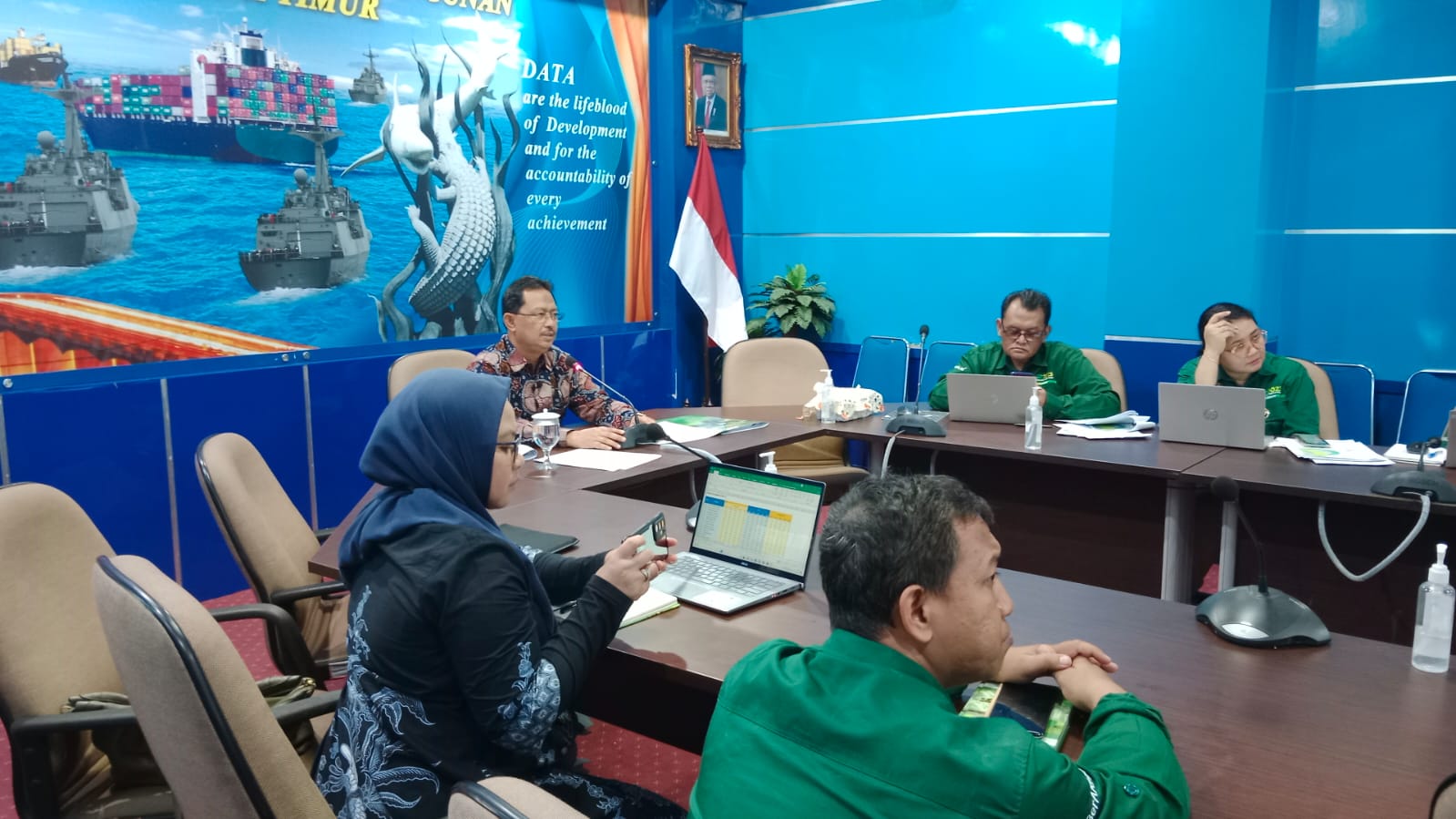 Kepala BPS Jatim Zulkipli saat konferensi pers bersama awak media di Kantor BPS Jatim, Selasa (1/8/23). Foto: BPS Jatim.
