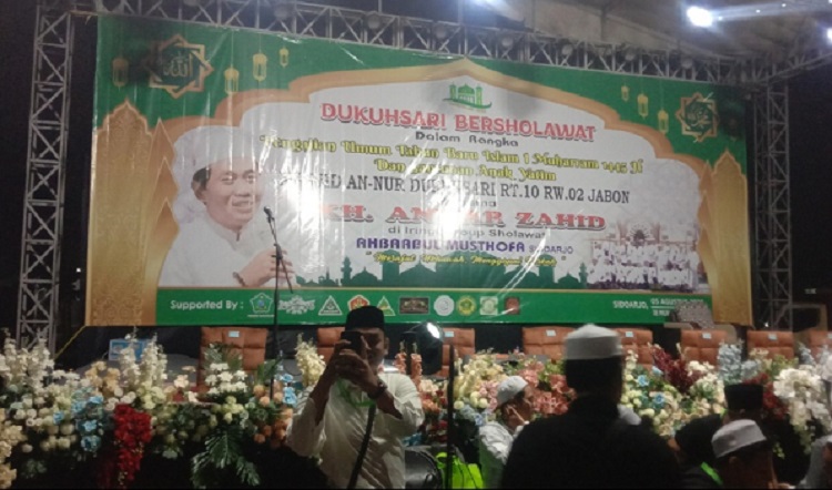 Suasana pengajian akbar 'Dukuhsari bersholawat' bersama K.H. Anwar Zahid dipenuhi ribuan antusias warga. SP/ Hikmah