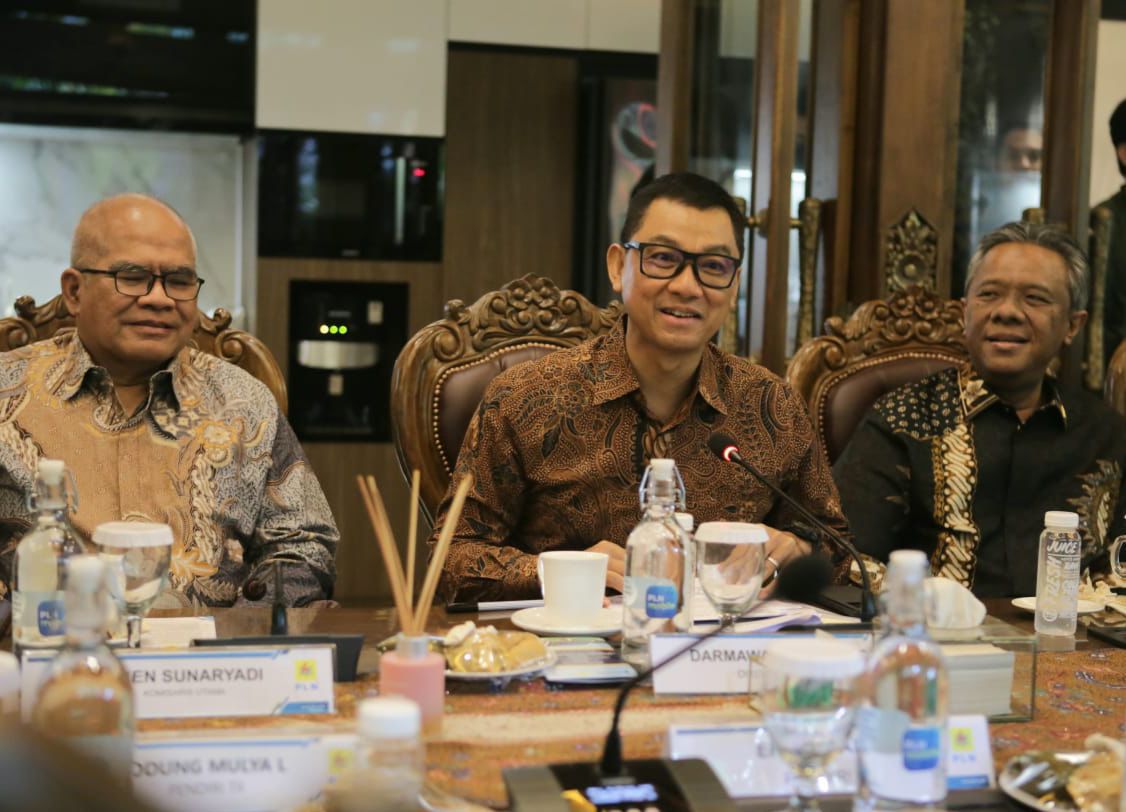 Direktur Utama PLN, Darmawan Prasodjo (tengah) didampingi Komisaris Utama PLN, Amien Sunaryadi (kiri), Direktur LHC PLN, Yusuf Didi Setiarto (kanan) menyampaikan kerja sama antara PLN dan TII. Foto/Humas PLN