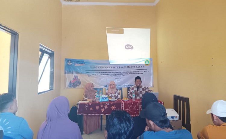 Dosen STKIP PGRI Bangkalan saat memberikan Bimbingan teknis ke Pokdarwis Pantai Tlangoh. SP/ Wah