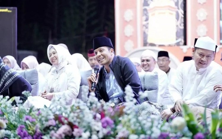Wali Kota Ning Ita dan Gus Kautsar saat Tabligh Akbar memperingati Tahun Baru 1445 Hijriyah. SP/ DWI