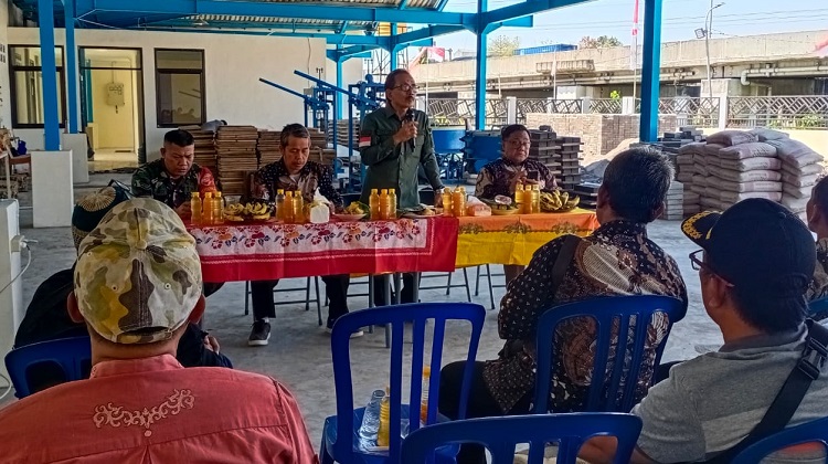 Wakil Ketua DPRD Kota Surabaya AH. Thony  saat melakukan kenjungan ke pabrik paving di Siwalankerto. SP/ Al Qomarrudin