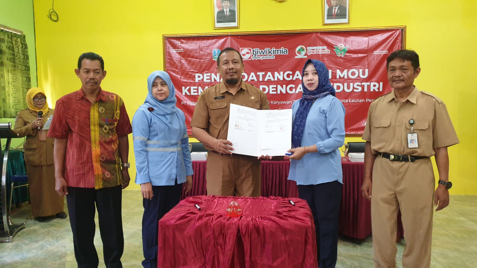 Kepala SMKN I Siooko saat teken Mou dengan PT Tjiwi Kimia Tbk