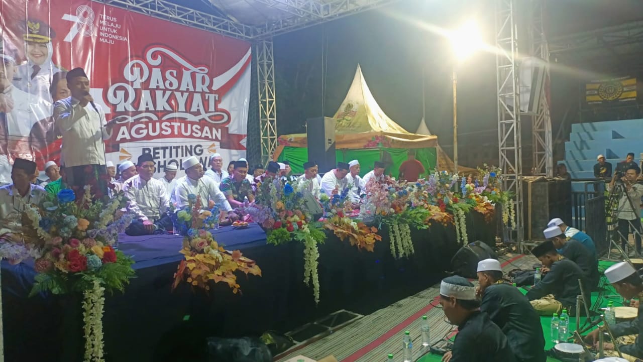 Panggung Pasar Rakyat Agustusan yang digelar Pemdes Betiting, Kecamatan Cerme, Gresik. SP/Grs