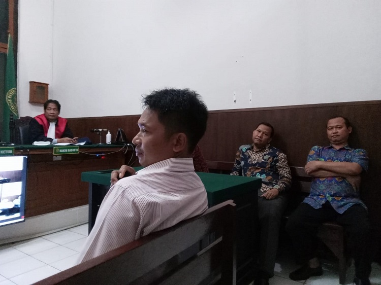 Kepala Cabang Yayasan Yatim Mandiri (YYM) Gresik, Andik Kristianto saat saat dicecar pertanyaan oleh kuasa hukum penggugat, Achmad Wachdin, Selasa (08/08/2023). SP/ BUDI