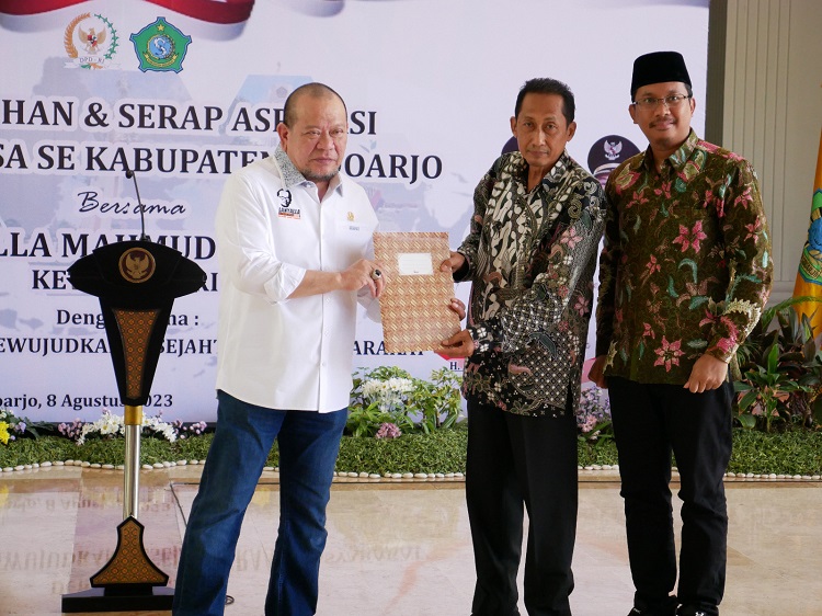 Pemberian cinderamata oleh Ketua DPD RI kepada Bupati Sidoarjo atas partisipasinya menghadiri sarasehan dan serap aspirasi kepala desa se Kabupaten Sidoarjo di Pendopo Delta Wibawa Sidoarjo. SP/ Hikmah
