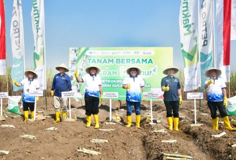Dirut PG Dwi Satriyo Annurogo (tiga dari kanan), Direktur Produksi dan Pengembangan Holding Perkebunan Nusantara III Mahmudi (dua dari kanan) bersama pejabat terkait saat melakukan Tanam Bersama Program Makmur di Mojokerto. SP/PG