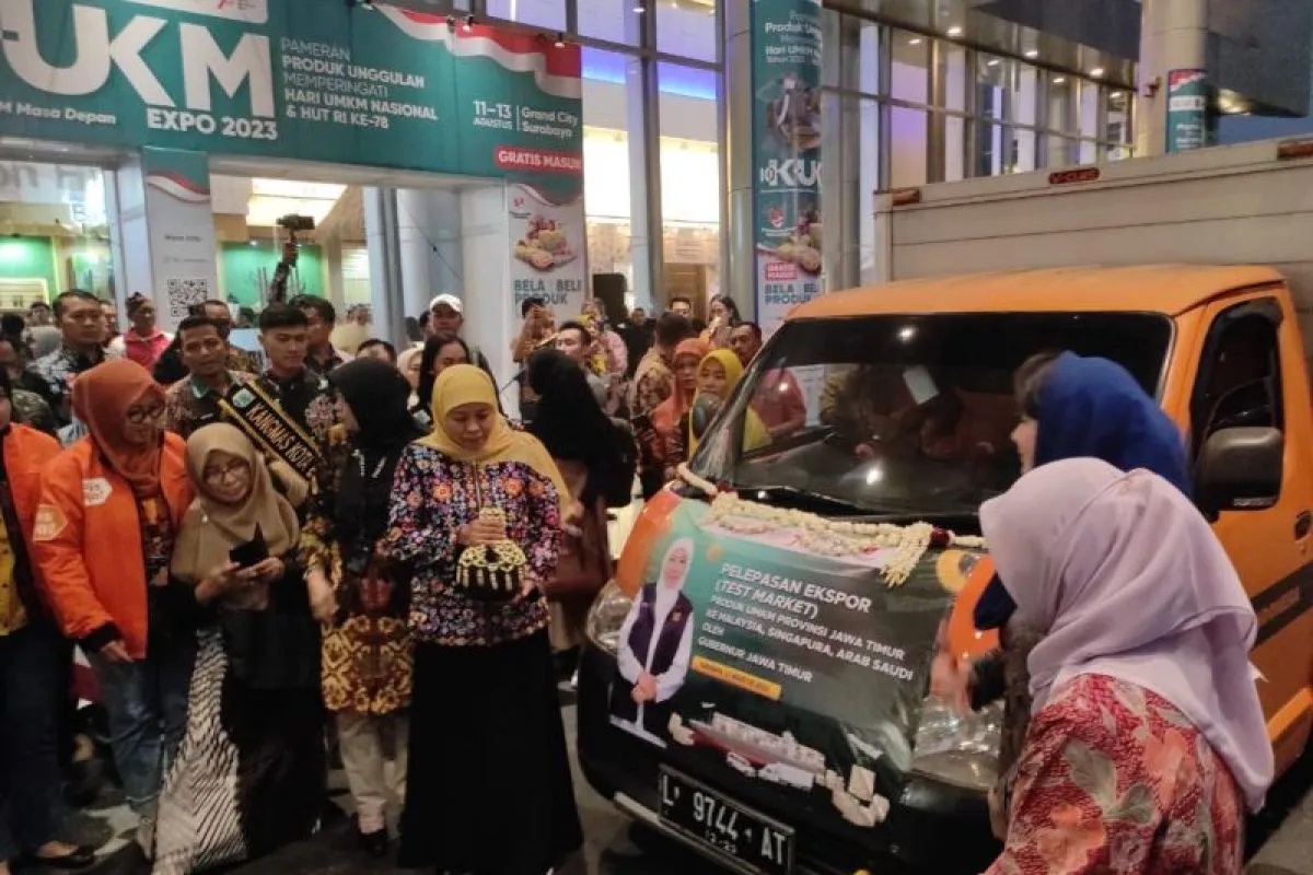 Gubernur Jatim Khofifah Indar Parawansa saat menghadiri acara K-UKM Expo di Grand City Surabaya, Jumat (11/8/2023). Foto: Diskop UKM Jatim.