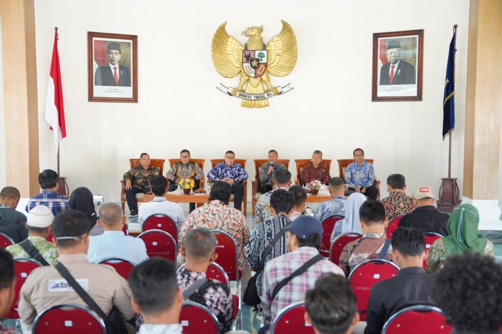 Jajaran pengelola Museum dan Galeri Seni SBY-Ani saat konferensi pers di Pendopo Kabupaten Pacitan, Sabtu (12/8/2023). Foto: Pemkab Pacitan.
