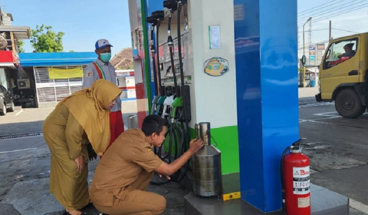 Petugas Disperindag Kabupaten Pasuruan saat melakukan tera ulang di salah satu SPBU. SP/ Ris