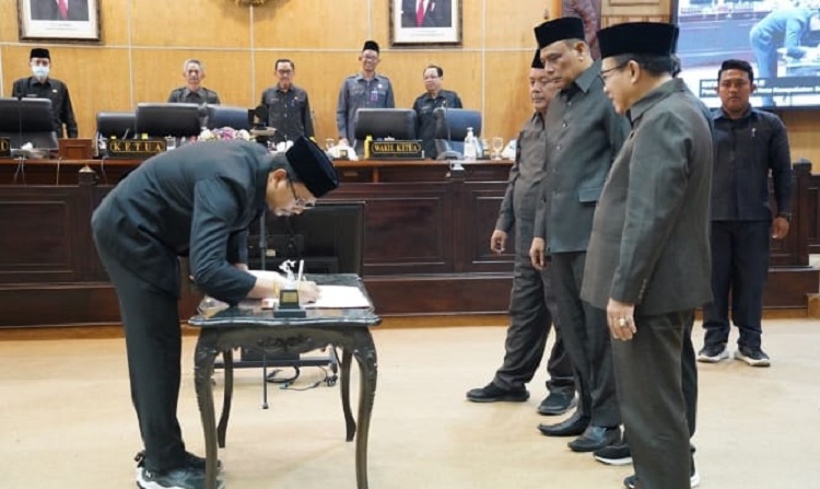 DPRD Sidoarjo tandatangani Nota Kesepakatan bersama Bupati mengenai Rancangan Perubahan KUA-PPAS tahun anggaran 2023. SP/ Hikmah