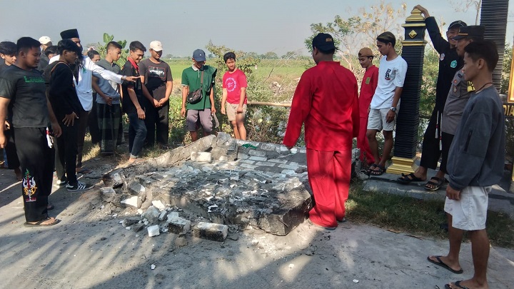 Dengan disaksikan Forkopimcam Kec. Turi, pembongkaran tugu perguruan pencak silat Pagar Nusa dilakukan. SP/MUHAJIRIN KASRUN