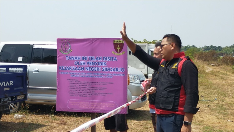 Proses pemasangan plang oleh Kejari Sidoarjo. SP/ Hikmah