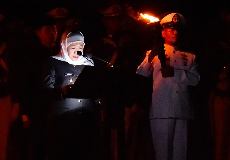 Gubernur Jawa Timur, Khofifah Indar Parawansa saat memimpin Apel Kehormatan dan Renungan Suci (AKRS) di Taman Makam Pahlawan 10 Nopember, Surabaya, Kamis (17/08/2023). SP/ Solihan Arif