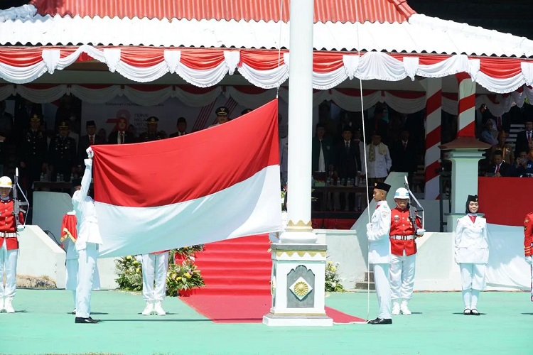 Prosesi pengibaran bendera merah putih oleh Paskibraka Bangkalan, Kamis (17/08/2023). SP/ Ril
