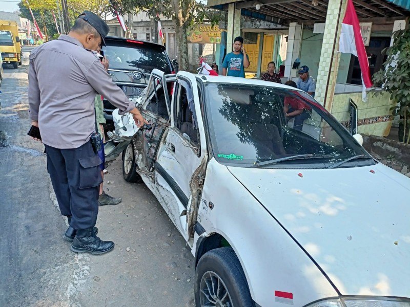 Kondisi salah satu kendaraan yang ringsek pasca ditabrak truk. SP/Lestariono 