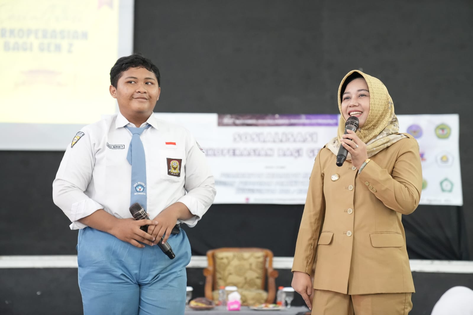 Wali Kota Mojokerto saat testimoni dengan salah satu siswa terkait koperasi yang disosialisasikan
