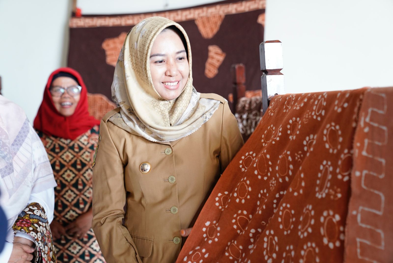 Wali Kota Mojokerto Ika Puspitasari saat mengamati hasil karya batik motif baru.