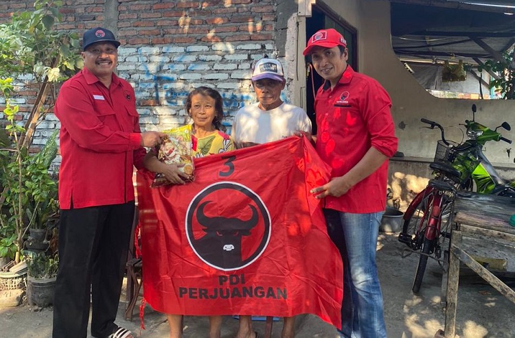 Ketua DPC PDIP Gresik Mujid Riduan saat membagikan paket sembako kepada warga Desa Domas, Kecamatan Menganti. SP/Grs