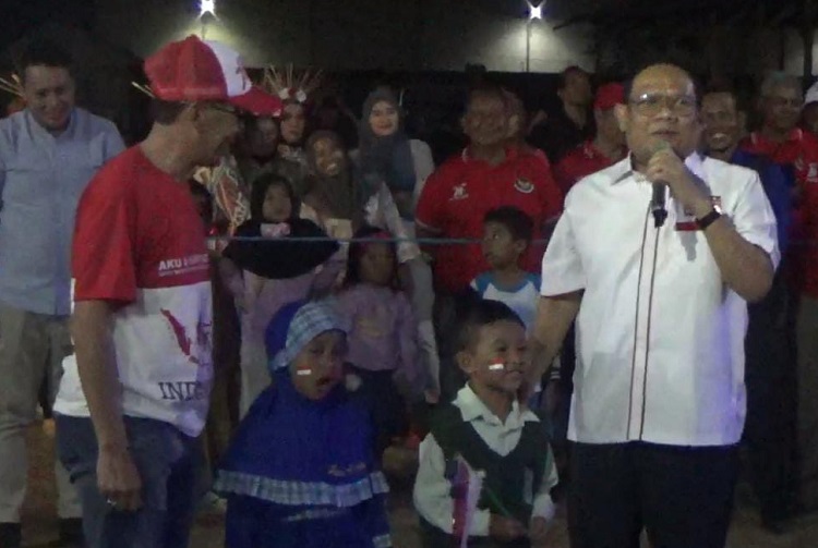 Kades Pilang Alfadi (kiri), Laksdya TNI (purn) Agus Setiadji (kanan). SP/ Hikmah