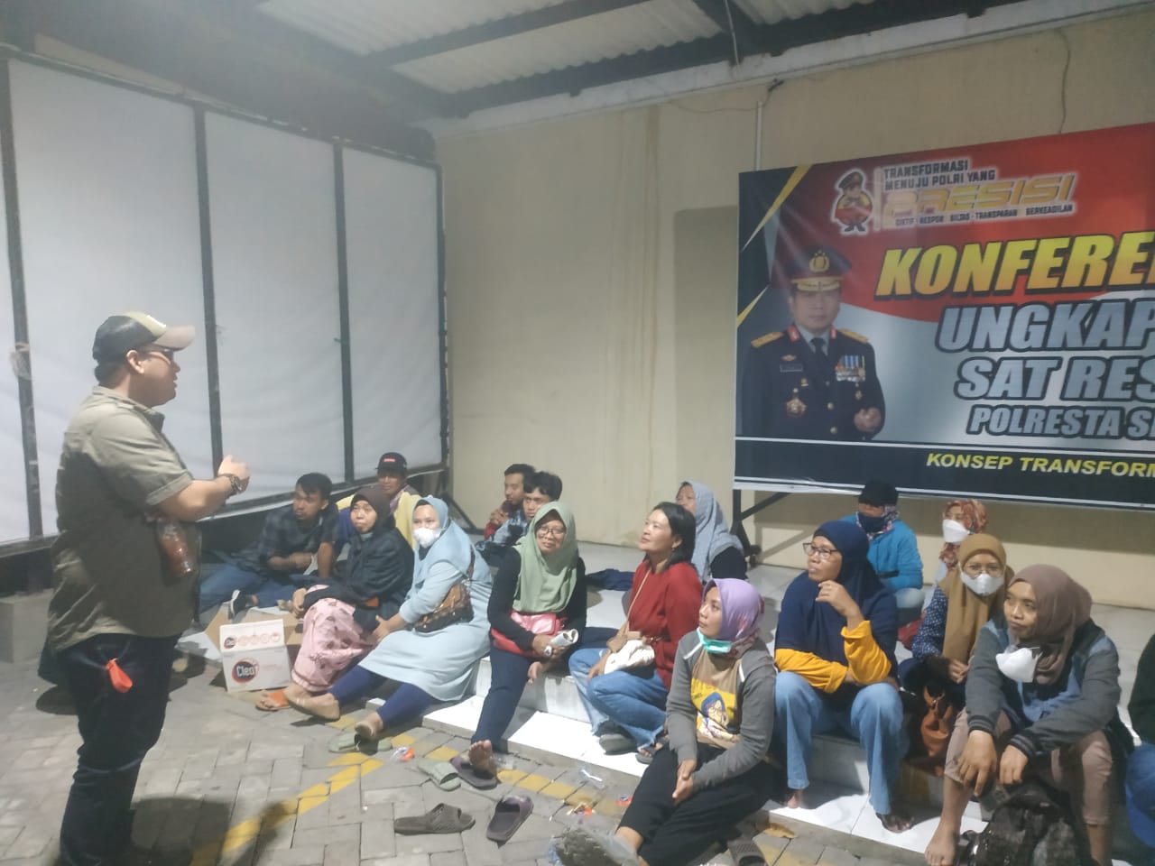 Dimas SH saat dampingi warga desa Tebel yang geruduk Polresta Sidoarjo 