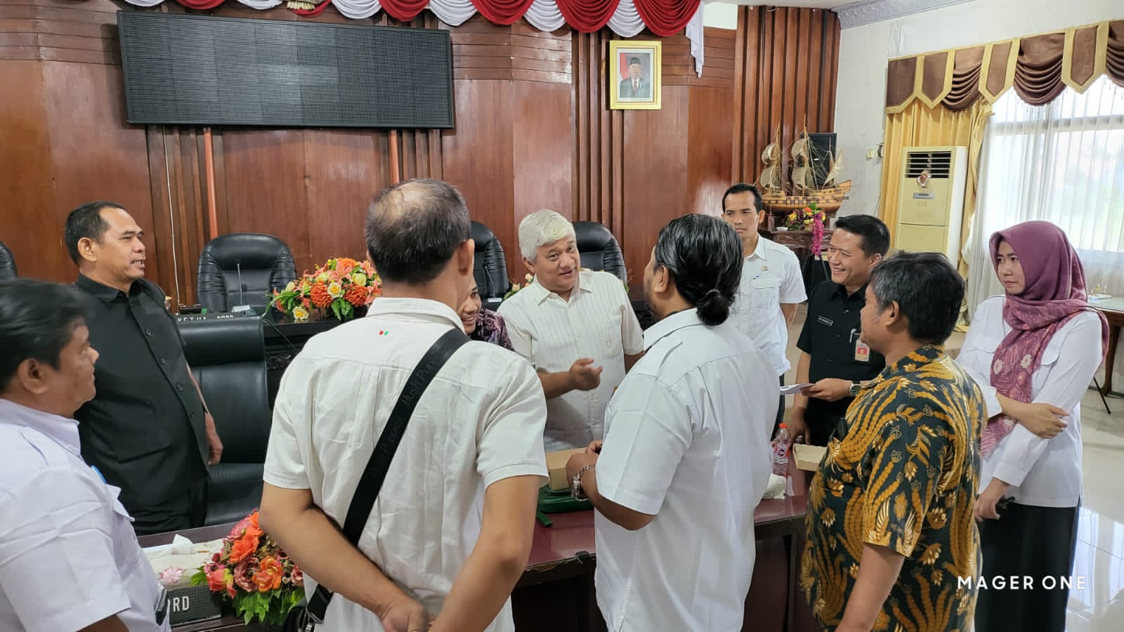 Wakil Ketua DPRD Kota Mojokerto Sonny Basoeki Rahardjo saat menerima wadula butuh pabrik rokok