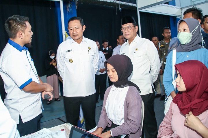 Bupati saat berbincang dengan petugas stand yang menyediakan lowongan kerja. SP/MUHAJIRIN KASRUN