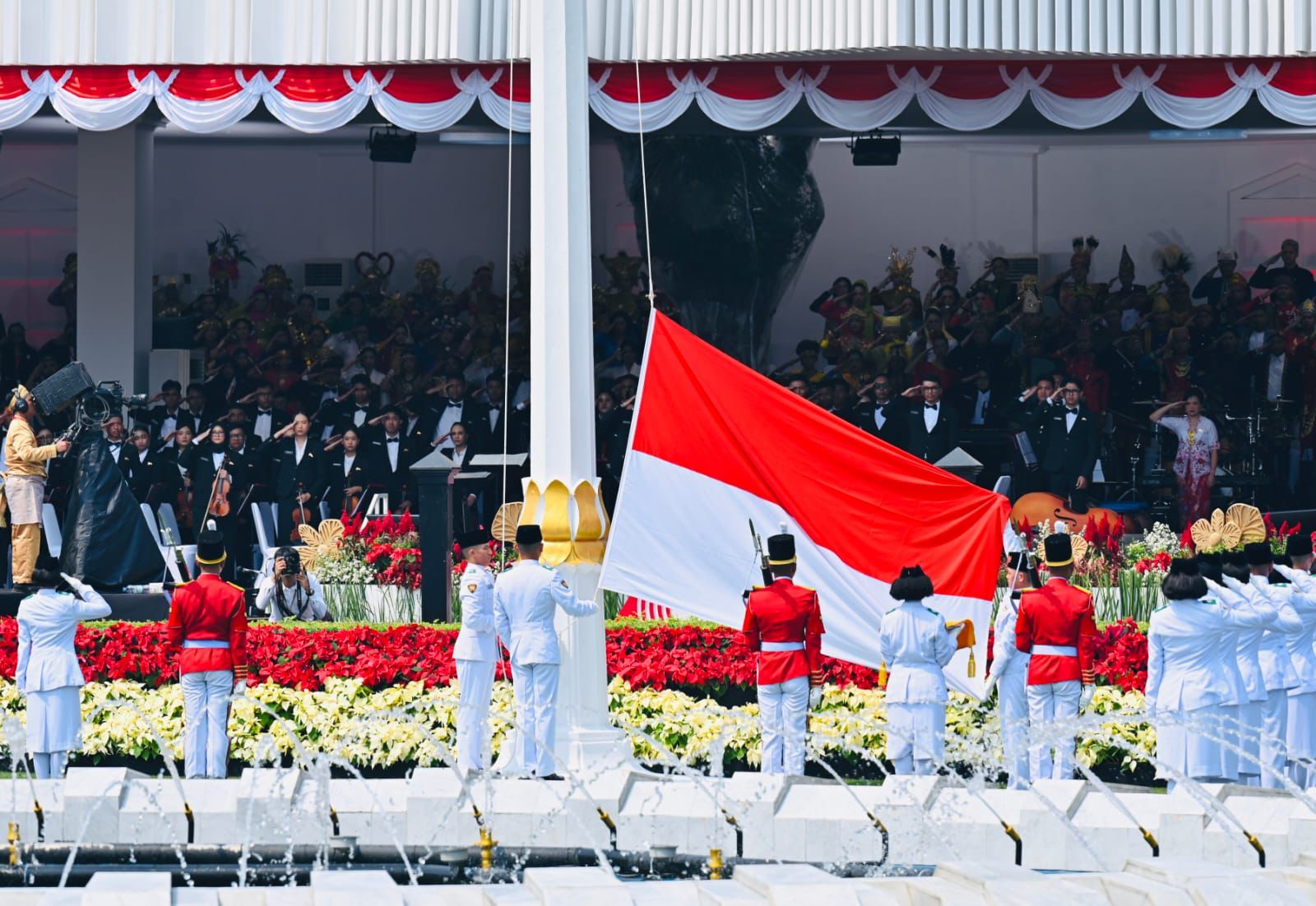 Pasukan Pengibar Bendera Pusaka (Paskibraka) saat mengibarkan Bendera Merah Putih pada perayaan Hari Kemerdekaan Republik Indonesia di Istana Merdeka, Jakarta pada (17/08). (Sumber Foto: BPMI Sekretariat Presiden)