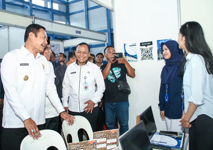 Bupati saat ditemani Wabup dan Kadis Ketenagakerjaan meninjau stand salah satu perusahaan yang menyediakan lowongan pekerja. SP/MUHAJIRIN 